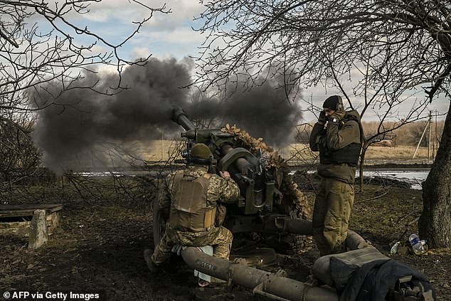Los militares ucranianos disparan un obús de 105 mm hacia las posiciones rusas, cerca de la ciudad de Bakhmut.