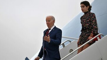 El presidente Joe Biden y su nieta Natalie llegan a Las Vegas el martes por la noche