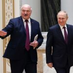 El presidente ruso Vladimir Putin (R) y el presidente bielorruso Alexander Lukashenko (L) en el Palacio de la Independencia en Minsk el año pasado, donde Putin 'discutió la cooperación militar y económica'