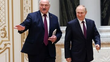 El presidente ruso Vladimir Putin (R) y el presidente bielorruso Alexander Lukashenko (L) en el Palacio de la Independencia en Minsk el año pasado, donde Putin 'discutió la cooperación militar y económica'