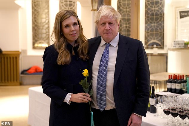 El ex primer ministro Boris Johnson con su esposa Carrie Johnson en Westminster, Londres, para el lanzamiento de una campaña para evitar la liberación de Robert Brown.