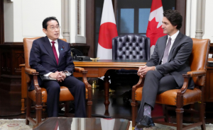 El primer ministro japonés, Fumio Kishida (izquierda), y el primer ministro canadiense, Justin Trudeau, mantienen conversaciones en Ottawa el 12 de enero de 2023. (Kyodo)