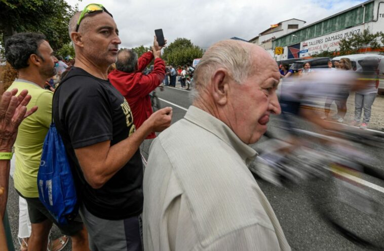 Choque en la Vuelta a Extremadura después de que un espectador se saliera de la carretera