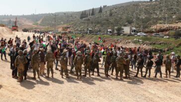 Colonos israelíes atacan viviendas palestinas en Burin