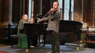 El violinista Nikita Vikhorev evitó ser reclutado cuando la London Performing Academy of Music trajo estudiantes ucranianos al Reino Unido.