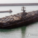 El portaaviones de propulsión nuclear USS Nimitz llega al Comando de la Flota de la República de Corea en Busan, a 325 kilómetros al sureste de Seúl, el 28 de marzo de 2023. (Yonhap)