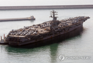 El portaaviones de propulsión nuclear USS Nimitz llega al Comando de la Flota de la República de Corea en Busan, a 325 kilómetros al sureste de Seúl, el 28 de marzo de 2023. (Yonhap)