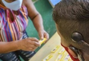 Cubanos con pérdida auditiva se benefician con programa de implante coclear
