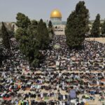 Decenas de miles visitan Jerusalem Al-Aqsa para las oraciones del primer viernes de Ramadán