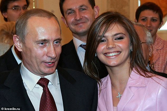 Han surgido nuevas revelaciones sorprendentes sobre cómo Vladimir Putin y su amante gimnasta Alina Kabaeva (en la foto juntos en un evento en el Kremlin) viven como un zar y una zarina con sus hijos que están ocultos de los rusos comunes.