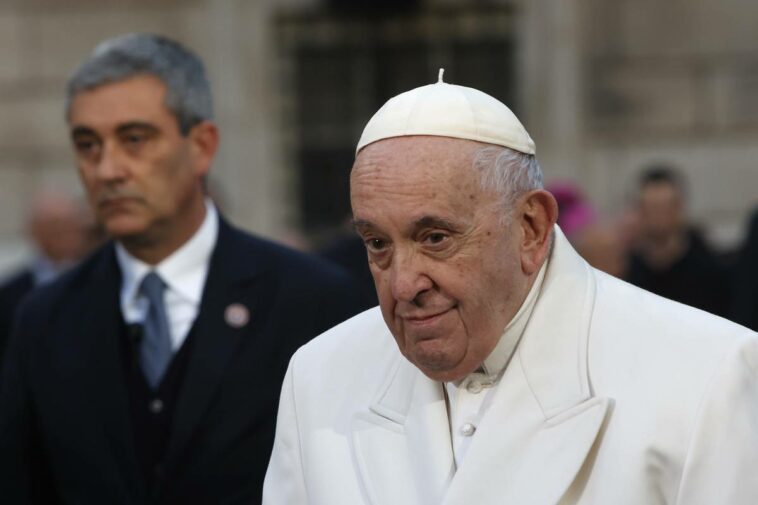 Detengan a los traficantes de personas, dice el Papa Francisco después del naufragio de migrantes en Italia