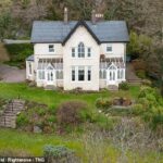 Dios sabe que soy asequible ahora: Morrissey enumera la casa junto al mar que compró para su madre por £ 510,000
