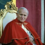 El difunto papa polaco Juan Pablo II (en la foto de 1982) sabía sobre el abuso infantil en la iglesia católica de Polonia años antes de convertirse en pontífice y ayudó a encubrirlo, afirma un nuevo informe.