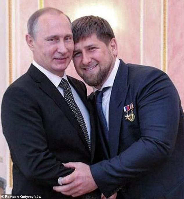 El señor de la guerra checheno Ramzan Kadyrov (derecha) ha sido un aliado cercano de Vladimir Putin.
