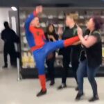 El matón Josh McDonald (en la foto vestido como Spider-Man), de 33 años, enfermó a cientos de miles en línea cuando apareció un video de su asalto violento durante una invasión disfrazada de un Asda por autoproclamados 'influencers'.