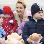 Repugnante: la Defensora del Pueblo de los Niños, Maria Lvova-Belova, saluda a los niños con peluches