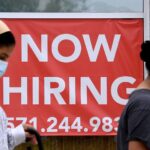 El desempleo de las mujeres negras e hispanas aumentó en febrero, pero más trabajadores se unen a la fuerza laboral