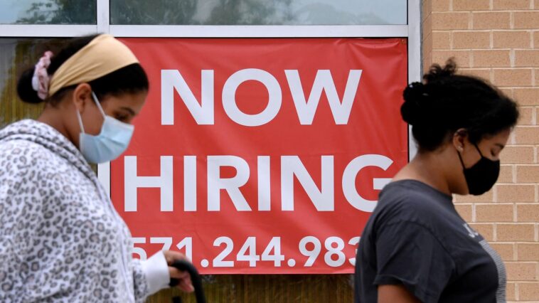 El desempleo de las mujeres negras e hispanas aumentó en febrero, pero más trabajadores se unen a la fuerza laboral