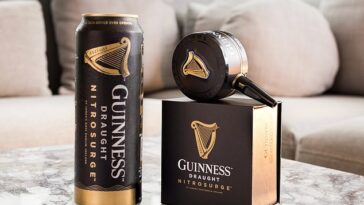 El 'innovador' artilugio electrónico de £ 25 permite a los fanáticos experimentar el 'ritual' que es el vertido de Guinness en dos partes en casa