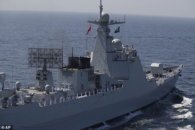 Se ve un buque de guerra chino participando en ejercicios en el Mar Arábigo cerca de Karachi, Pakistán, el 13 de febrero. La Armada del Ejército Popular de Liberación de China ahora tiene aproximadamente 340 barcos.