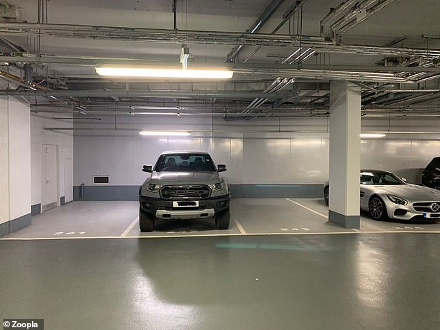 Un espacio de estacionamiento en Knightsbridge con un contrato de arrendamiento de 984 años ha salido al mercado por la friolera de £ 250,000