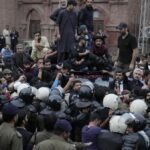 El ex primer ministro paquistaní Khan comparecerá ante el tribunal, teme ser arrestado mientras los partidarios se enfrentan con la policía