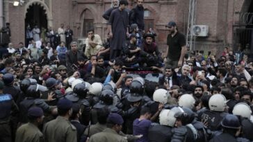 El ex primer ministro paquistaní Khan comparecerá ante el tribunal, teme ser arrestado mientras los partidarios se enfrentan con la policía