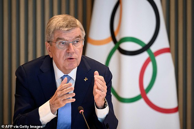 El jefe del COI, Thomas Bach, dijo que los atletas solo deben competir individualmente en los Juegos Olímpicos de París