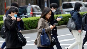 El lunes sin cubrebocas llega a Japón a medida que el gobierno alivia las pautas de COVID-19