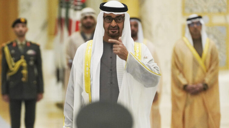 El presidente de Emiratos Árabes Unidos nombra a su hijo príncipe heredero de Abu Dabi y hermanos como diputados
