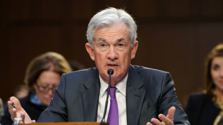 El presidente de la Fed, Powell, dice que las tasas de interés "probablemente sean más altas" de lo previsto anteriormente