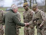 El rey Carlos visita a los reclutas del ejército ucraniano en el aniversario de la guerra