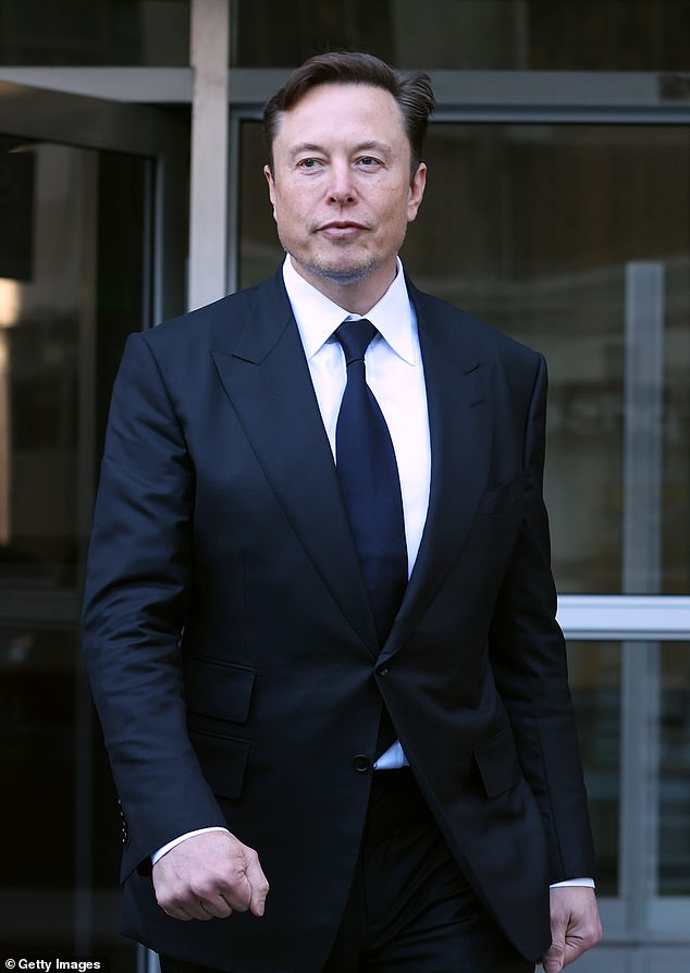 En un correo electrónico a los empleados el viernes, Elon Musk dijo que la compañía ahora vale solo $ 20 mil millones.  Él está representado aquí en enero.