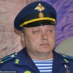 Se cree que el teniente coronel ruso Dmitry Lisitsky (en la foto) murió por una herida de bala, pero Rusia y Ucrania no están de acuerdo sobre quién fue el responsable de su muerte.  Los rusos afirman que se suicidó, mientras que Ucrania ha dicho que fue 'liquidado' en venganza
