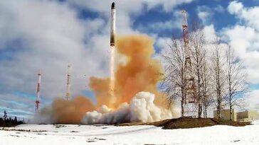 La imagen muestra el lanzamiento de un misil balístico Sarmat ruso RS-28 en abril de 2022