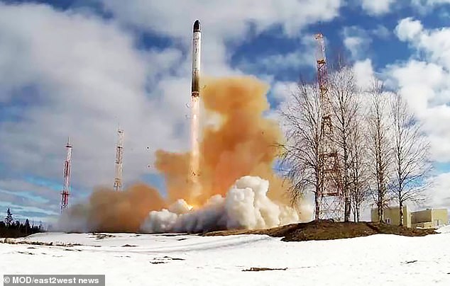 La imagen muestra el lanzamiento de un misil balístico Sarmat ruso RS-28 en abril de 2022