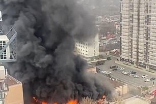 El video muestra el edificio envuelto en llamas, mientras columnas de humo negro llenan el aire.