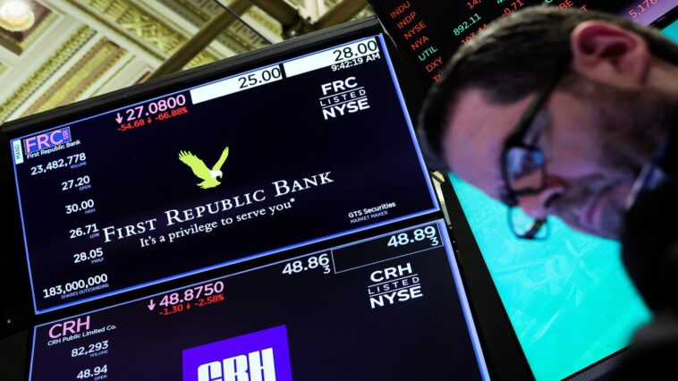 First Republic continúa hundiéndose, pero otros bancos regionales se están recuperando el lunes
