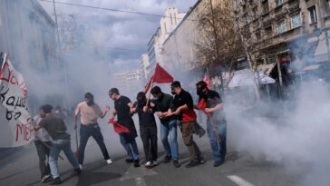 Fotos: Miles protestan en Atenas tras mortal accidente de tren
