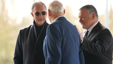 Mark Lawrenson (izquierda), Bob Wilson y Ray Stubbs (derecha) llegan antes del funeral del comentarista deportivo John Motson en Crownhill Crematorium, Milton Keynes