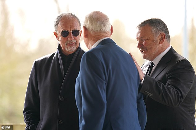 Mark Lawrenson (izquierda), Bob Wilson y Ray Stubbs (derecha) llegan antes del funeral del comentarista deportivo John Motson en Crownhill Crematorium, Milton Keynes