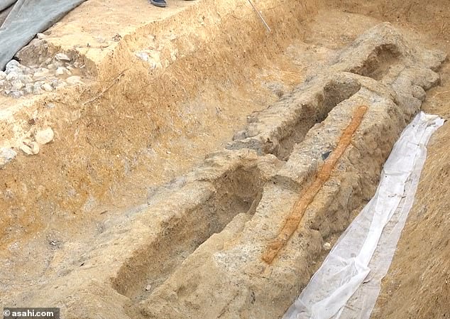 Los arqueólogos han descubierto una espada de dos metros de largo en una tumba de 1.600 años de antigüedad, que según dijeron era para ayudar a los muertos a luchar contra los malos espíritus en el más allá.