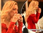 Gigi Hadid come una hamburguesa In-N-Out al salir de la fiesta de los Oscar de Vanity Fair