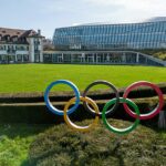 El COI ha recomendado que los atletas rusos y bielorrusos sean readmitidos bajo una bandera neutral