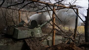 Militares ucranianos de la 80.a Brigada disparan objetivos desde un obús móvil en las afueras de Bakhmut, Ucrania, el martes.