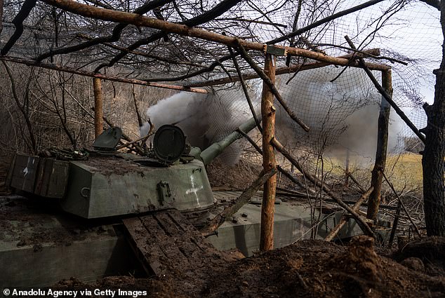 Militares ucranianos de la 80.a Brigada disparan objetivos desde un obús móvil en las afueras de Bakhmut, Ucrania, el martes.