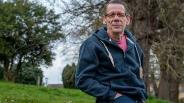 Richard Howe, de 58 años, de Ely en Cambridgeshire, desarrolló un absceso debajo de su diente el mes pasado que le estaba causando una gran incomodidad.