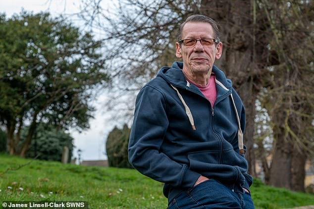 Richard Howe, de 58 años, de Ely en Cambridgeshire, desarrolló un absceso debajo de su diente el mes pasado que le estaba causando una gran incomodidad.