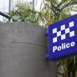 Un hombre murió después de ser arrestado por presuntamente agredir a un oficial de policía en Casino, Northern NSW el domingo.