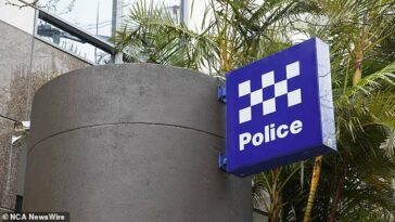 Un hombre murió después de ser arrestado por presuntamente agredir a un oficial de policía en Casino, Northern NSW el domingo.